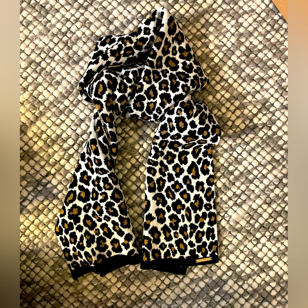 Michael Kors Cheetah knit scarf